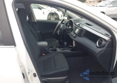 2017 Toyota Rav4 Le z USA, uszkodzony, nr VIN JTMZFREV3HJ144114